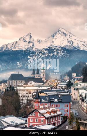 Historische Stadt Berchtesgaden im Winter mit dem Watzmann, Berchtesgadener Land, Oberbayern, Bayern, Deutschland Stockfoto