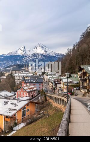 Historische Stadt Berchtesgaden im Winter mit dem Watzmann, Berchtesgadener Land, Oberbayern, Bayern, Deutschland Stockfoto