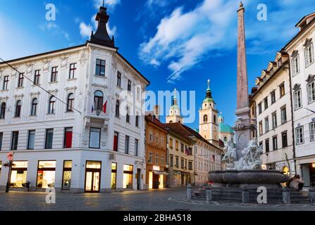 Hauptplatz der Stadt und Robba-Brunnen in Ljubljana Slowenien an einem Sommerabend Stockfoto