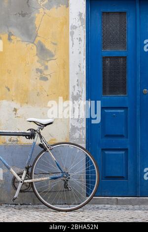 Rennrad, Fassade und Tür in der gleichen Farbgebung Stockfoto