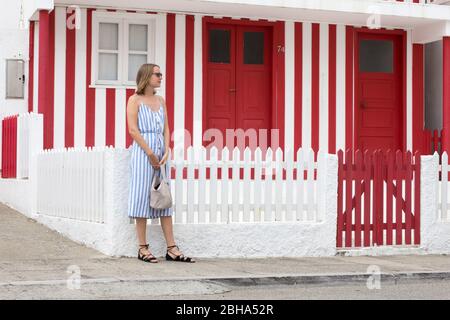 Gestreifte Häuser und Frau im gestreiften Kleid Stockfoto