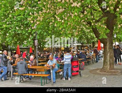 Deutschland, Oberbayern, München, Viktualienmarkt, Biergarten im Frühling Stockfoto