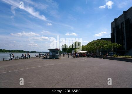 Bei schönem Wetter geht man in Mainz hinter dem Rathaus entlang des Rheinufers. Stockfoto