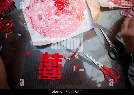 Lektion über das traditionelle chinesische Papierschneiden in Hutong, Peking, China Stockfoto