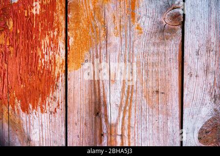 Alte Holzplatte mit Kratzern und Spänen. Stockfoto