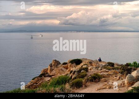 Blick von Punta Bechi auf Korsika und die Fähre zwischen Santa Teresa Gallura und Bonifacius, Santa Teresa Gallura, Olbia-Tempio Provinz, Mittelmeer, Sardinien, Italien Stockfoto