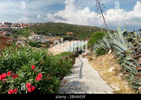 Fußweg vom Torre di Longonsardo Turm zum Strand Rena Bianca in Santa Teresa di Gallura, Olbia-Tempio Provinz, Mittelmeer, Sardinien, Italien Stockfoto