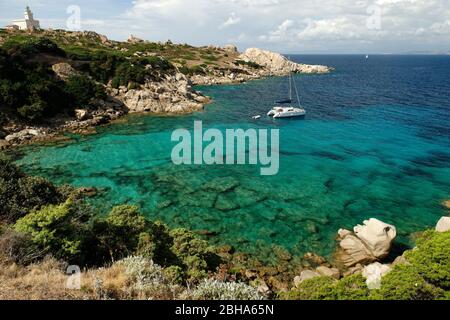 Bucht mit Felslandschaft bei Capo Testa in Santa Teresa Gallura, Mittelmeer, Olbia-Tempio Provinz, Sardinien, Italien Stockfoto