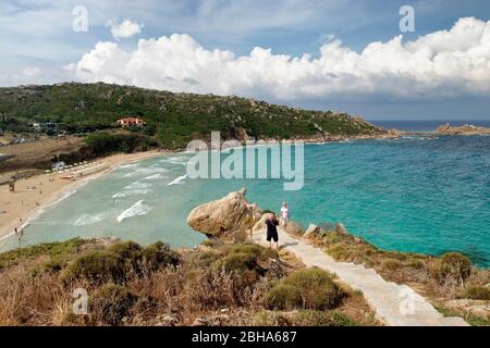 Fußweg vom Torre di Longonsardo Turm zum Strand Rena Bianca in Santa Teresa di Gallura, Olbia-Tempio Provinz, Mittelmeer, Sardinien, Italien Stockfoto