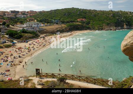 Fußweg vom Torre di Longonsardo Turm zum Strand Rena Bianca in Santa Teresa di Gallura, Olbia-Tempio Provinz, Mittelmeer, Sardinien, Italien Stockfoto