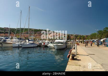 Blick auf den Hafen und die Altstadt von Palau, Provinz Olbia-Tempio, Mittelmeer, Sardinien, Italien Stockfoto