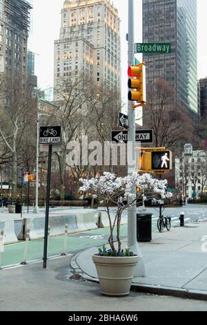 Leere Straßen rund um den Madison Park am Broadway im Flatiron District, im März 2020, während der COVID 19 Pandemie in New York City. Stockfoto