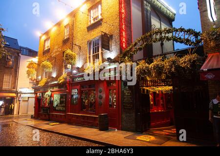 DUBLIN, IRLAND - 11/23/2015 Temple Bar ist ein berühmtes Wahrzeichen im Dublins Kulturviertel, das jedes Jahr von Tausenden von Touristen besucht wird. Stockfoto