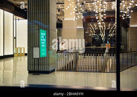 Das Innere einer leeren Lobby in New York City während der COVID 19 Pandemie. Gedreht im März 2020. Stockfoto