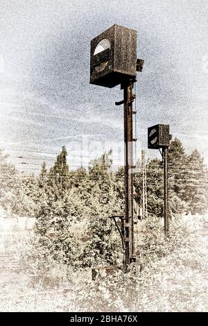 Gebrochene Signale, überwachsene Spuren, Büsche, digital bearbeitet, High Key, RailArt Stockfoto
