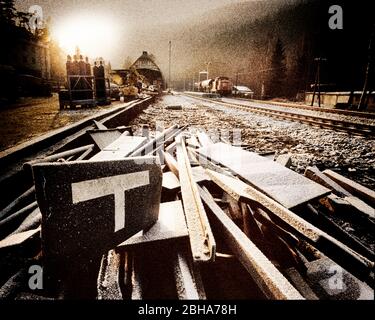 Schilder, demontiert, eingereicht, Bahnhof, Eisenbahn, Plattform, Zug, Lokomotive, Raureif, Morgenlicht, hinterleuchtet, digital bearbeitet, RailArt Stockfoto