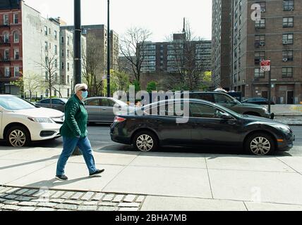 Eine Frau, die während der COVID 19-Coronavirus-Pandemie im April 2020 in New York City vorbei geht Stockfoto