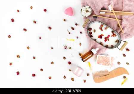 Selbstpflege-Kit für Haare, Körper, Gesicht. Seifen Nüsse, Rosenblätter, Kokosöl, Seifenbad. Konzept DIY natürliche Öko-Kosmetik, Masken, Peelings, Home Spa. Null w Stockfoto