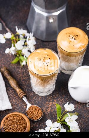 Dalgona Schlagkaffee mit Milch Stockfoto