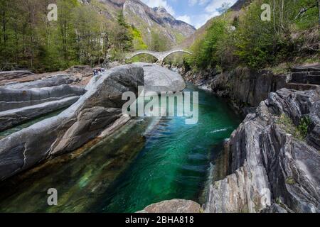 Schweiz, Tessin, Locarno, Verzasca-Tal, Römische Brücke Ponte Dei Salti, über Verzasca, grünes Wasser, glatte Felsen Stockfoto