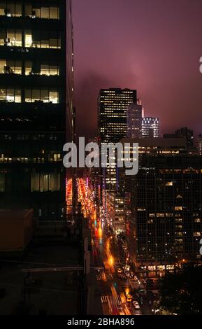 Blick auf die 6th Avenue bei Nacht in New York City Stockfoto