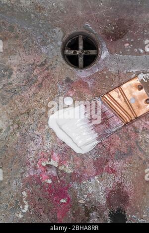 Nasse, schmutzige Farbbürste im dreckigen Waschbecken Stockfoto