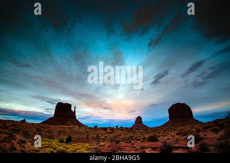 Die Fäustlinge butte Felsformationen in der Wüste, Monument Valley, Utah, USA Stockfoto