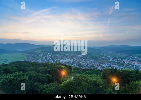 Berndorf: Blick vom Guglzipf auf Berndorf im Wienerwald, Wienerwald, Niederösterreich, Niederösterreich, Österreich Stockfoto