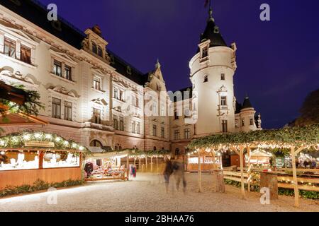 Romantischer Weihnachtsmarkt, Schloss Thurn und Taxis, Blaue Stunde, Weihnachten, Regensburg, Oberpfalz, Bayern, Deutschland, Europa Stockfoto