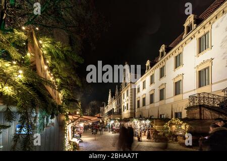 Romantischer Weihnachtsmarkt, Schloss Thurn und Taxis, Blaue Stunde, Weihnachten, Regensburg, Oberpfalz, Bayern, Deutschland, Europa Stockfoto