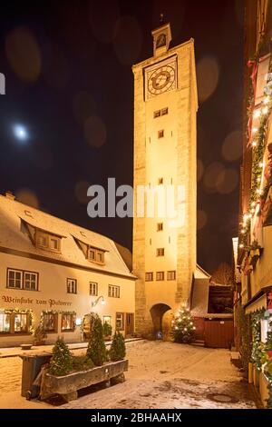 Burgtor, Burg, Weinstube, Rotenburg ob der Tauber, Winter, Schnee, Abend, Nacht, Franken, Bayern, Deutschland, Europa Stockfoto