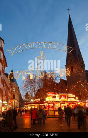 Liebfrauenkirchhof und Weihnachtsmarkt mit Liebfrauenkirche in der Abenddämmerung, Bremen, Deutschland Stockfoto