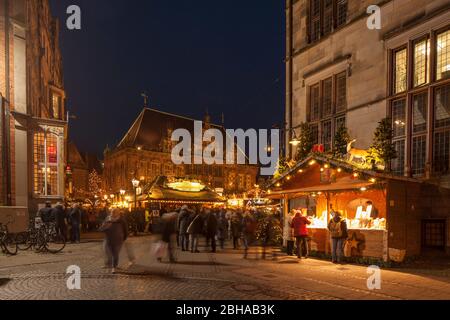 Altes Rathaus mit Weihnachtsmarkt am Marktplatz bei Abenddämmerung, Bremen, Deutschland, Europa Stockfoto