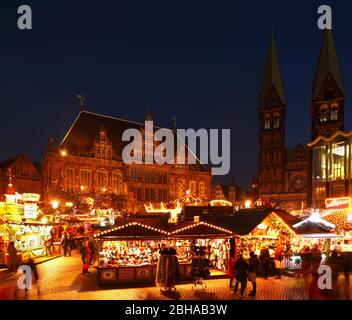 Altes Rathaus mit Dom St. Petri und Weihnachtsmarkt am Marktplatz bei Abenddämmerung, Bremen, Deutschland, Europa Stockfoto