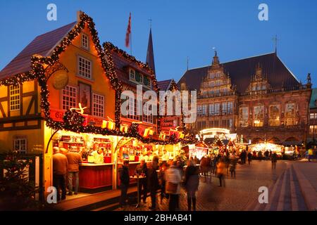 Altes Rathaus mit Buden und Weihnachtsmarkt am Marktplatz bei Abenddämmerung, Bremen, Deutschland, Europa Stockfoto