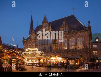 Altes Rathaus mit Weihnachtsmarkt am Marktplatz bei Abenddämmerung, Bremen, Deutschland, Europa Stockfoto