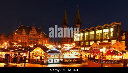Altes Rathaus mit Dom St. Petri , Parlamentsgebäude Haus der Bremischen Bürgerschaft und Weihnachtsmarkt am Marktplatz bei Abenddämmerung, Bremen, DEU Stockfoto