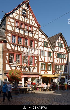 Fachwerkhäuser in der historischen Altstadt von Ahrweiler, Bad Neuenahr-Ahrweiler, Rheinland-Pfalz, Deutschland Stockfoto