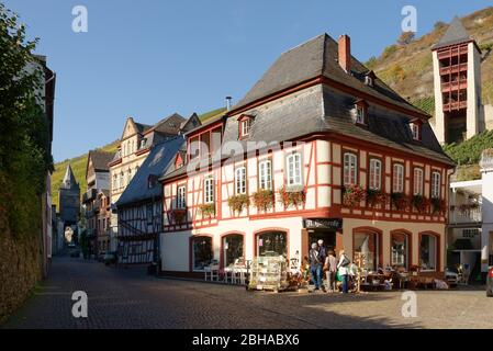 Oberstraße mit Fachwerkhäusern in Bacharach am Rhein, Bacharach, Rheintal, UNESCO-Welterbe Oberes Mittelrheintal, Rheinland-Pfalz, Deutschland Stockfoto