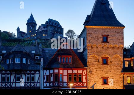 Blick auf alte Stadthäuser und Schloss Stahleck im Abendlicht in Bacharach am Rhein, Bacharach, Rheintal, UNESCO-Welterbe Oberes Mittelrheintal, Rheinland-Pfalz, Deutschland Stockfoto