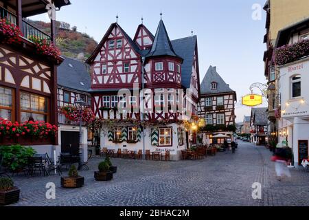 Weinhaus Altes Haus am alten Marktplatz im Abendlicht in Bacharach am Rhein, Bacharach, Rheintal, UNESCO-Welterbe Oberes Mittelrheintal, Rheinland-Pfalz, Deutschland Stockfoto