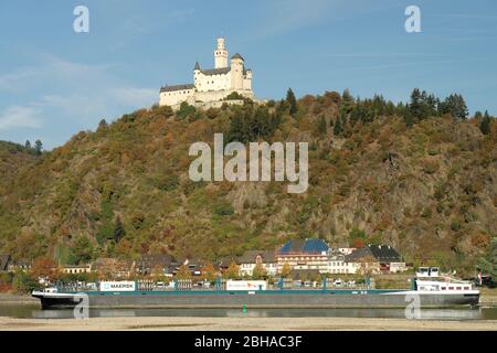 Blick über den Rhein bis zur Stadt Braubach mit der Marksburg, UNESCO-Welterbe Oberes Mittelrheintal, Braubach, Rheinland-Pfalz, Deutschland Stockfoto