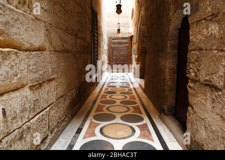 Kairo, Gizeh, Ägypten, al-Muizz Straße (Al Moez Ldin Allah Al Fatmi), schmale Gasse, Boden, Muster Stockfoto