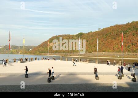 Segway-Fahrer am Deutschen Eck, Koblenz, Rheinland-Pfalz, Deutschland Stockfoto