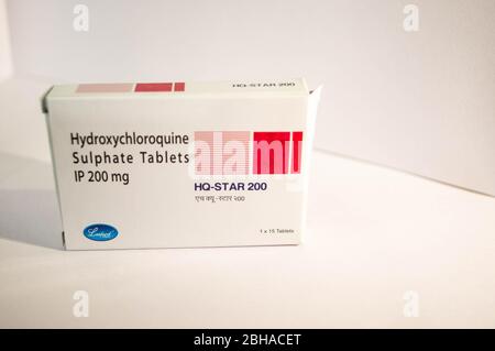Jaipur Indien um 2020 - Foto einer Schachtel und Tabletten eines Hydroxychloroquin Sulfat Tabletten auf einem weißen Hintergrund Stockfoto