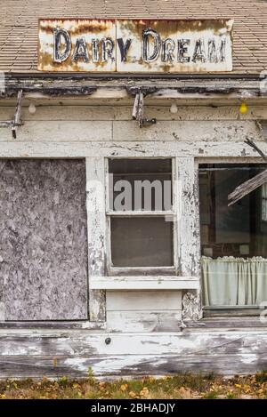 USA, Maine, Jonesboro, Ruinen der Molkerei Traum Eisdiele am Straßenrand Stockfoto