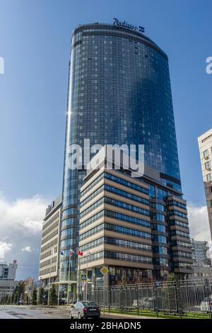 Moskau, Russland - 22. April 2020: Glasfassade eines Hochhauses Radisson Blu Olympiyskiy Hotel. Stockfoto