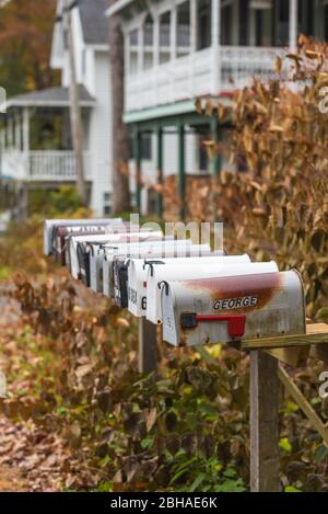 USA, Maine, Bayside, Bayview Cottages, oceanside Gemeinschaft von Cottages im ehemaligen religiösen themed Resort, Mailboxen, Herbst Stockfoto