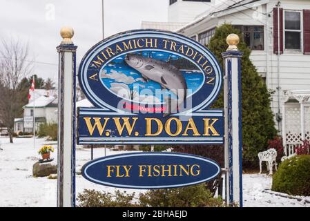 Kanada, New Brunswick Miramichi River Valley, Doaktown, WW Doak und Söhne, einer von Premier Kanadas Fliegenfischen Geschäfte, Zeichen Stockfoto