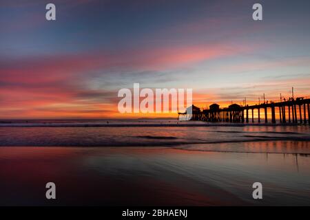 Huntington Beach Pier bei Sonnenuntergang, Kalifornien, USA Stockfoto